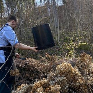 Dabas vērotāju dārza klātbūtne mums ļauj cieņpilni pret vidi noslēgt dabisku pārtikas ciklu.
Organiskos virtuves un bāra atkritumus mēs pārstrādājam kompostā un pavasarī tos atkal izmantojam dārzā — kā jaunu augsni garšaugu un dārzeņu dobēm. 

Protams ilgtspējīga saimniekošana restorānā nav tikai par savu kompostu vai dārzu. 

Personīgi, mūsu viena no lielākajām vērtībām ir seno Latvijas šķirņu atjaunošana kopā ar slow food biedriem. 

Tomēr ir vēl vesela virkne darbu, kurus mēs Pavāru mājā lepojamies darīt rūpēs un cienā pret mūsu vidi, resursiem un cilvēkiem 

— tos apkopojām vienuviet šeit www.pavarumaja.lv/ilgtspeja. 

Priecāsimies, ja kāds te iedvesmosies darbiem sevā saimniecībā vai iedvesmos mūs vēl jauniem.