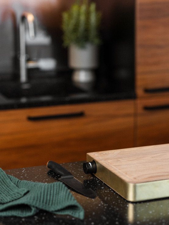 Oak board with integrated knife sharpener