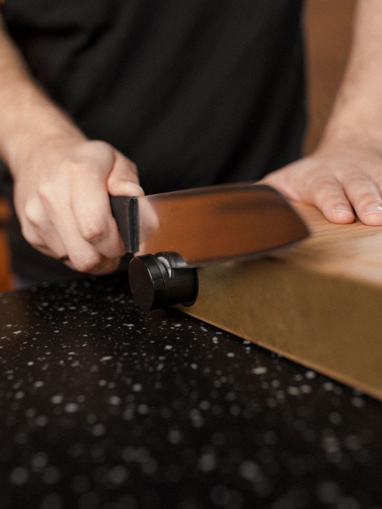 Oak board with integrated knife sharpener