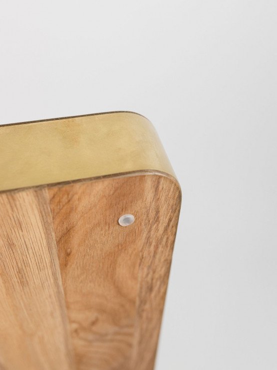 Oak board with integrated knife sharpener