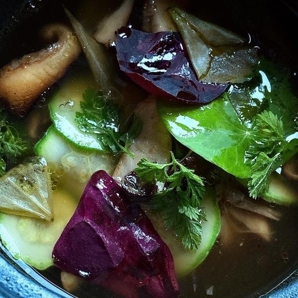 No rudens ēdienkartes 🍂
Lēni gatavota fazāna kāja, tītara kakls, BIO šitake sēnes, rudens āboli, kārvele 

#pavarumaja #slowfood #slowfoodfarm #degustationmenu #gaujanationalpark #fromfarmtotable #fromnosetotail #autumnflavours